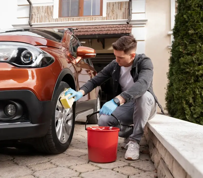 Lavage auto à domicile Mantry : professionnel intervenant sur un véhicule